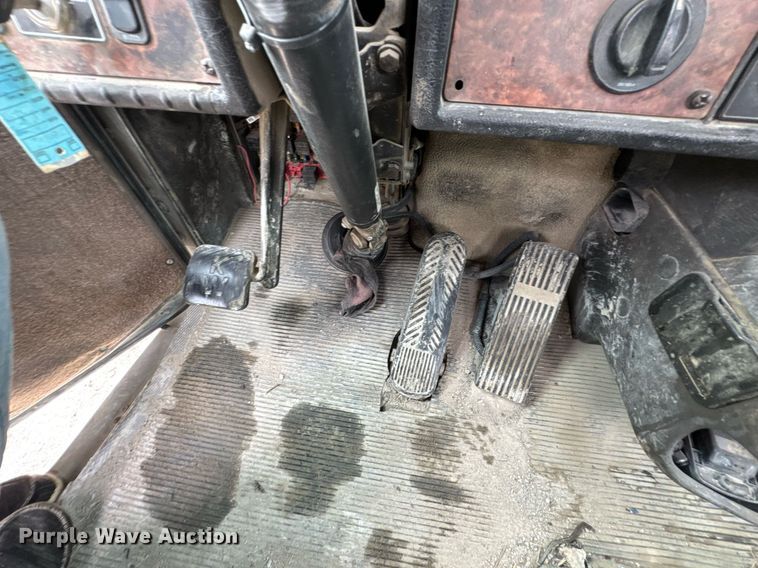 image for item DO0965 2004 Kenworth W900 ready mix truck