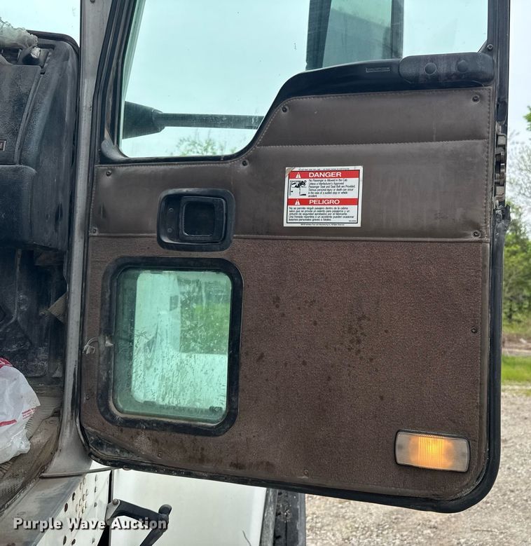 image for item DO0965 2004 Kenworth W900 ready mix truck