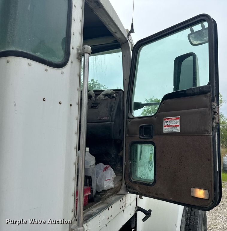 image for item DO0965 2004 Kenworth W900 ready mix truck