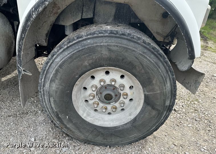 image for item DO0965 2004 Kenworth W900 ready mix truck