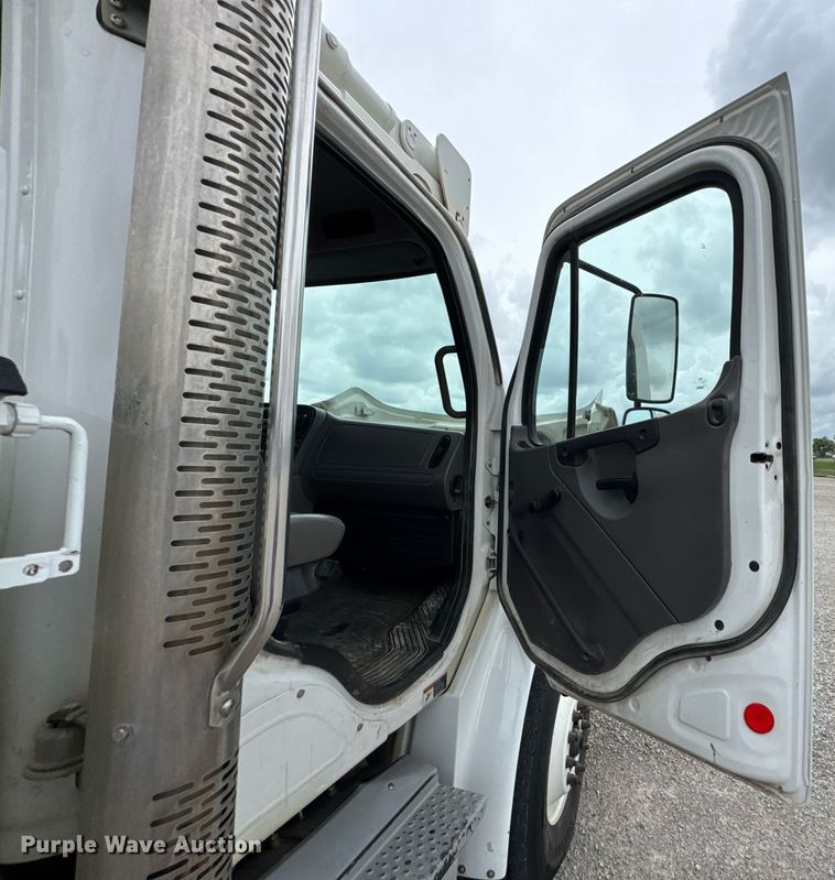 image for item DO0969 2016 Freightliner Business Class M2 bucket truck