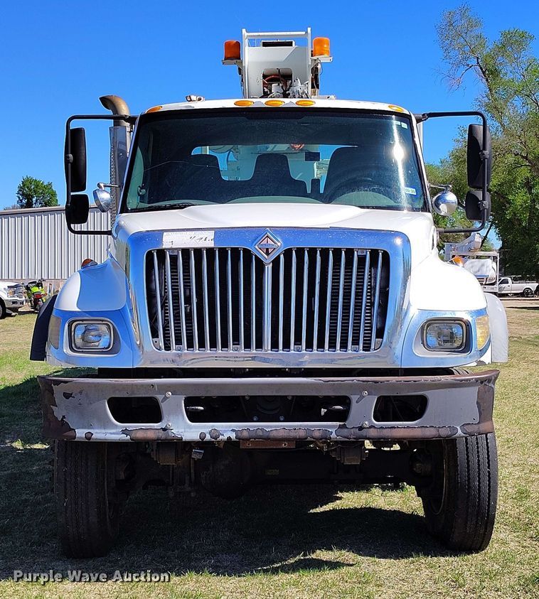 image for item DP4914 2005 International 7400 digger derrick truck