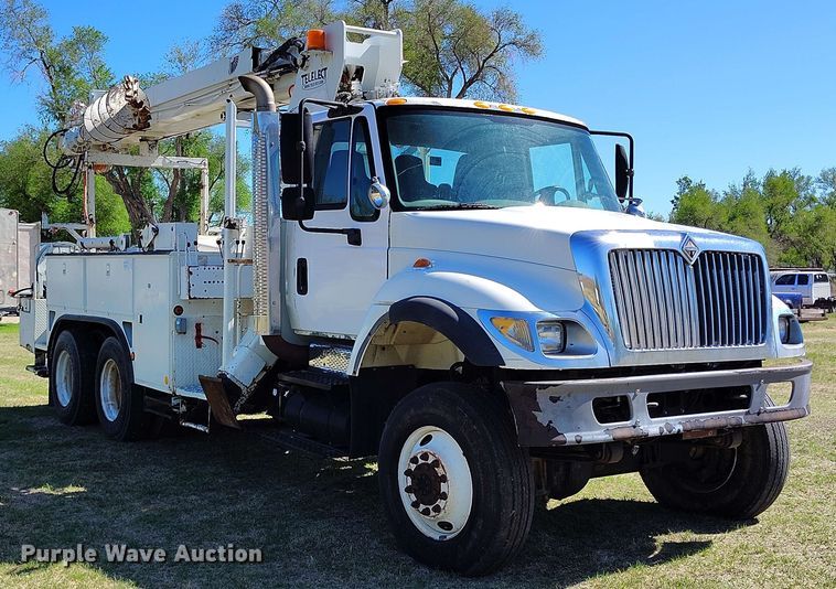 image for item DP4914 2005 International 7400 digger derrick truck