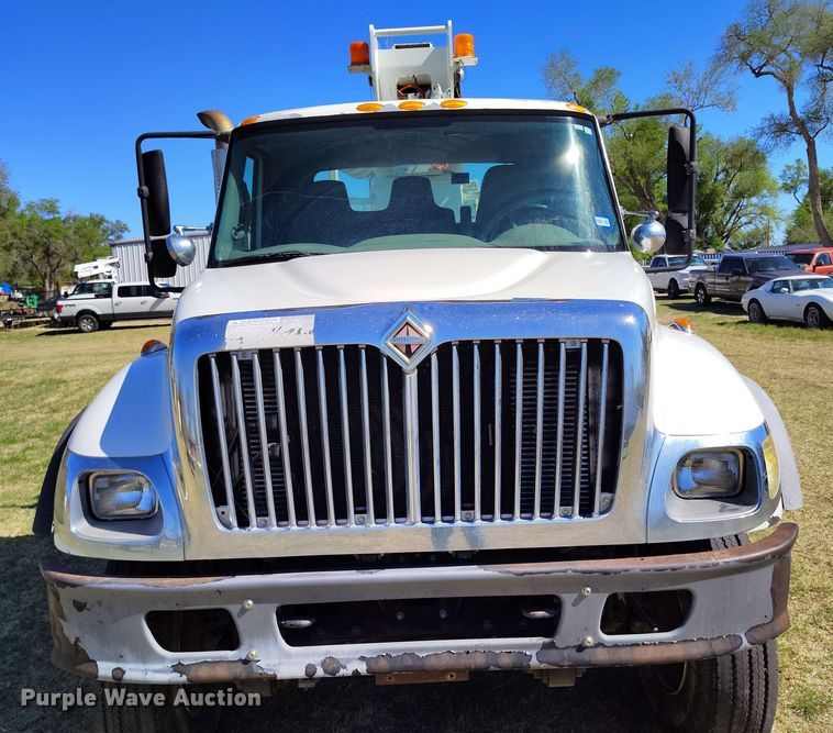 image for item DP4914 2005 International 7400 digger derrick truck