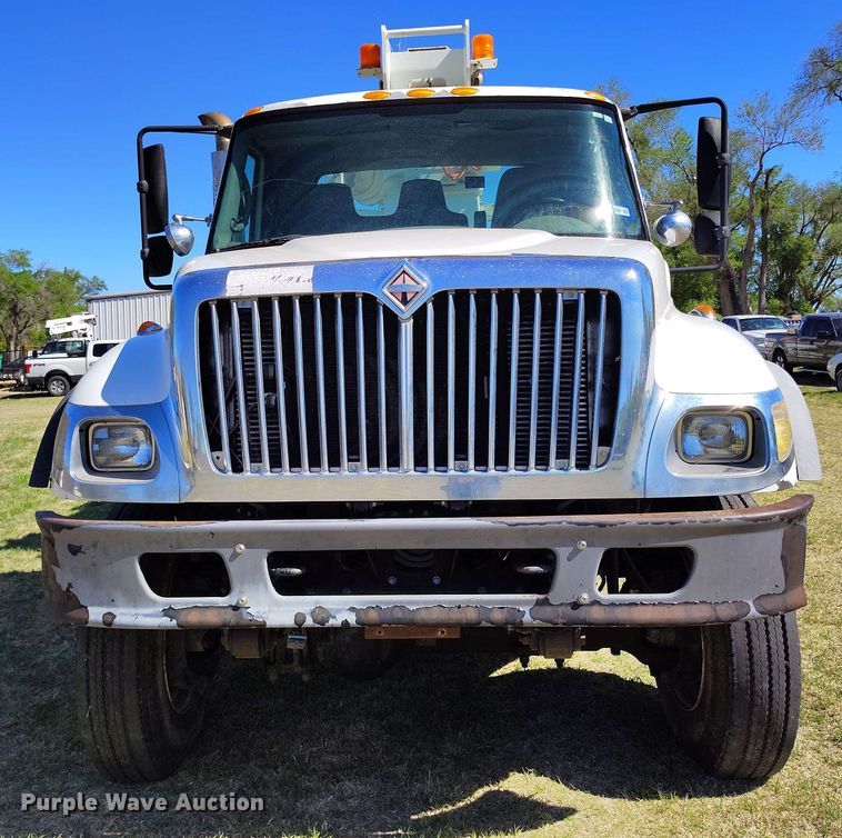 image for item DP4914 2005 International 7400 digger derrick truck