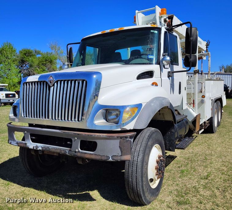 image for item DP4914 2005 International 7400 digger derrick truck