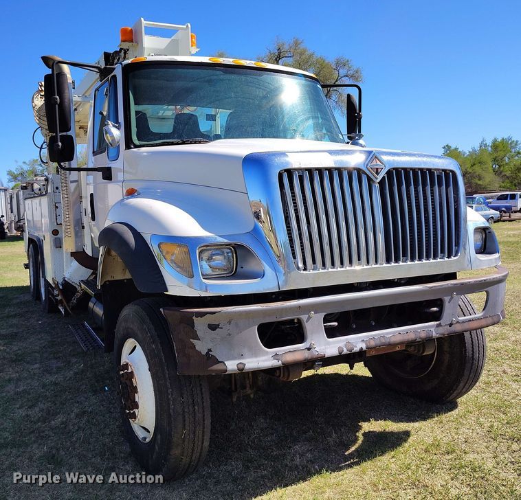 image for item DP4914 2005 International 7400 digger derrick truck