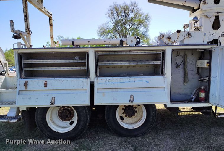 image for item DP4914 2005 International 7400 digger derrick truck