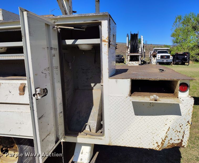 image for item DP4914 2005 International 7400 digger derrick truck