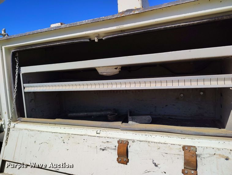 image for item DP4914 2005 International 7400 digger derrick truck