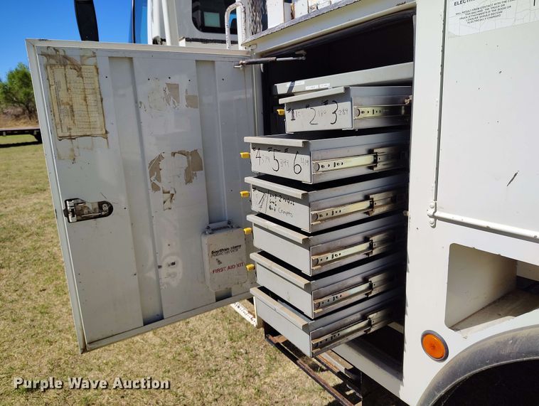 image for item DP4914 2005 International 7400 digger derrick truck