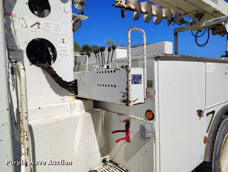 image for item DP4914 2005 International 7400 digger derrick truck