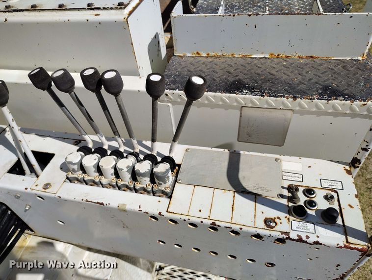 image for item DP4914 2005 International 7400 digger derrick truck