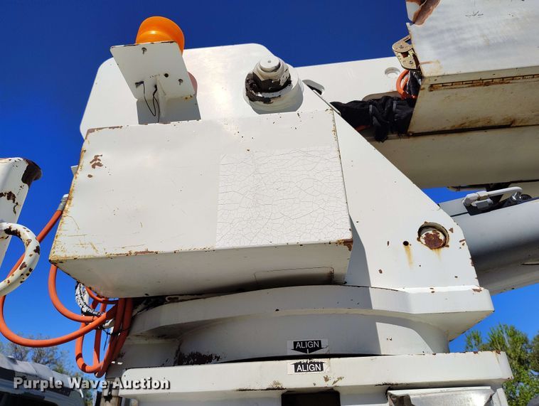 image for item DP4914 2005 International 7400 digger derrick truck