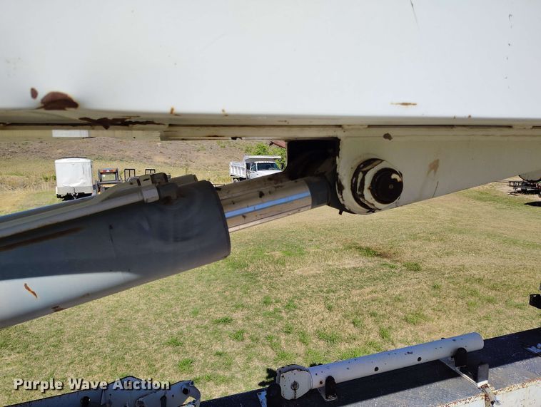 image for item DP4914 2005 International 7400 digger derrick truck