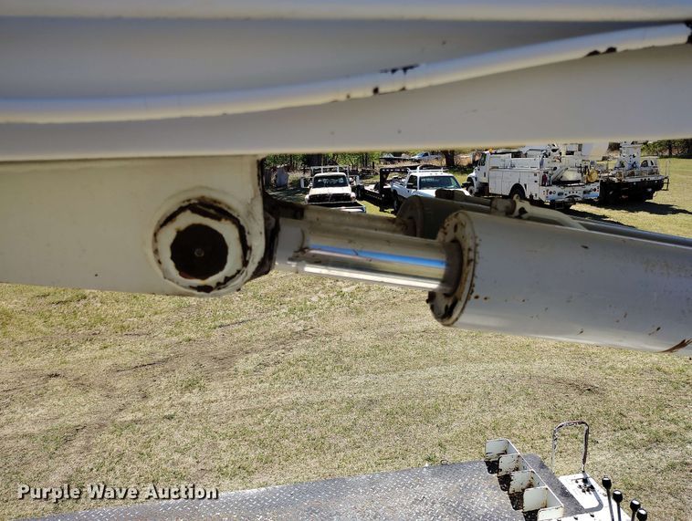 image for item DP4914 2005 International 7400 digger derrick truck