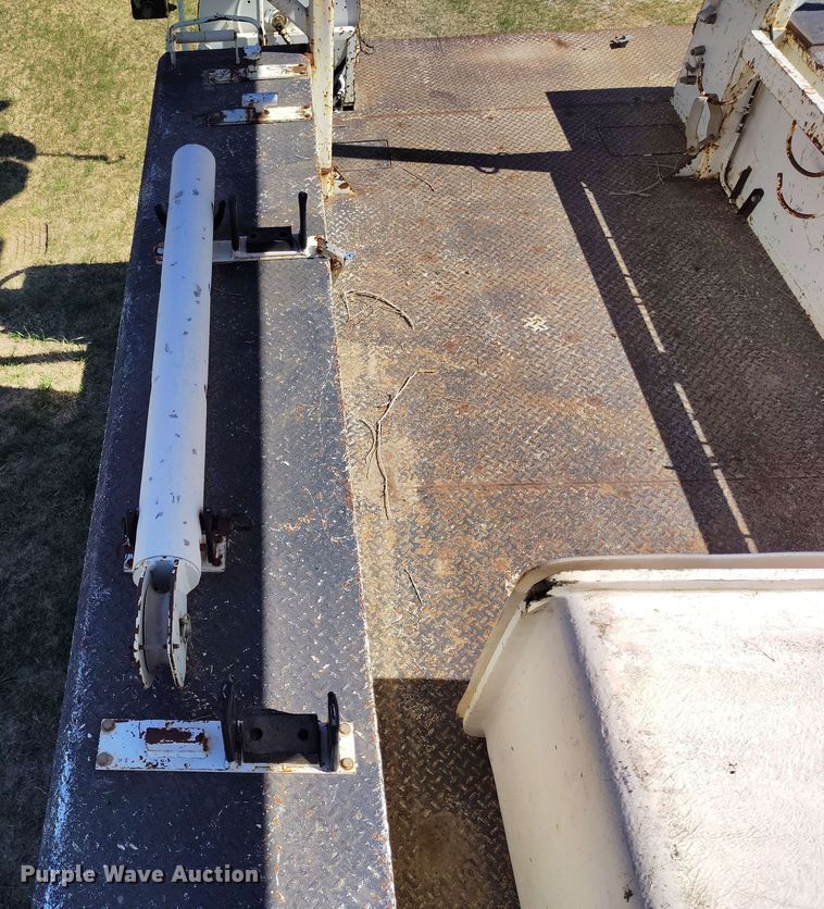 image for item DP4914 2005 International 7400 digger derrick truck