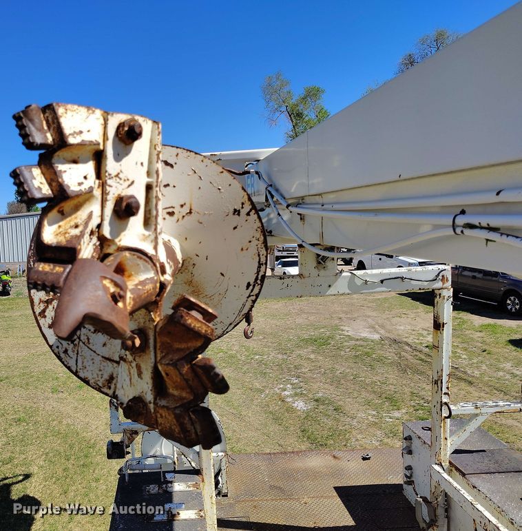 image for item DP4914 2005 International 7400 digger derrick truck