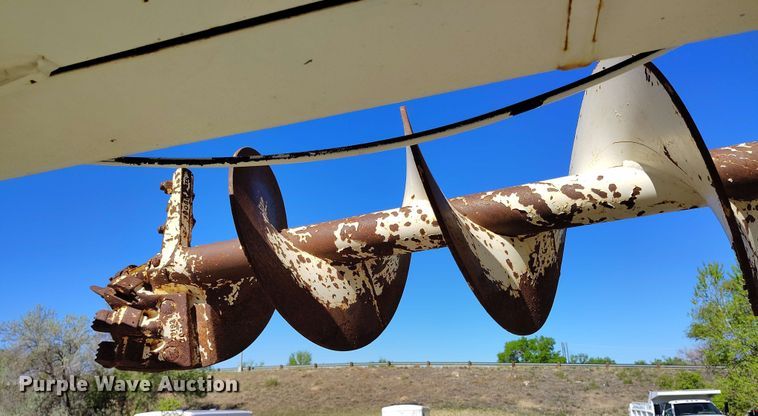 image for item DP4914 2005 International 7400 digger derrick truck