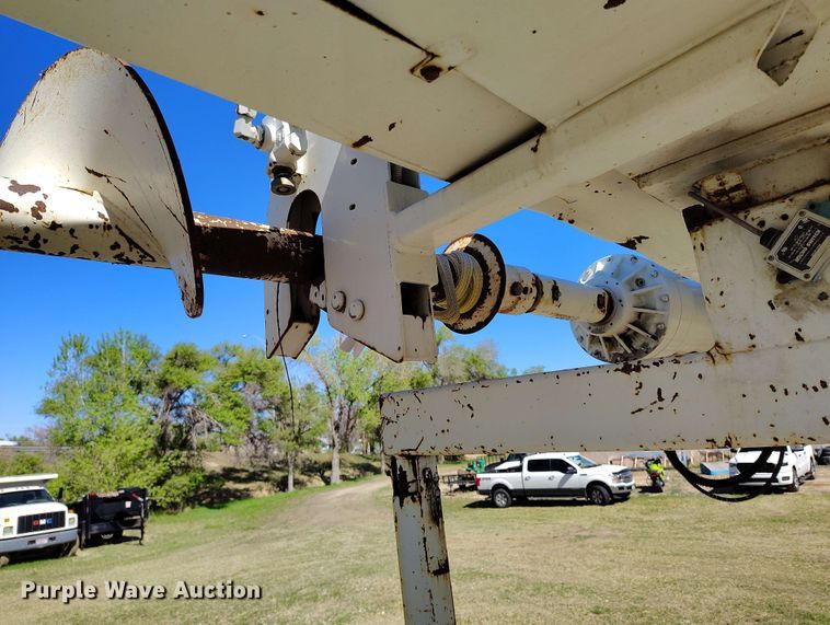 image for item DP4914 2005 International 7400 digger derrick truck