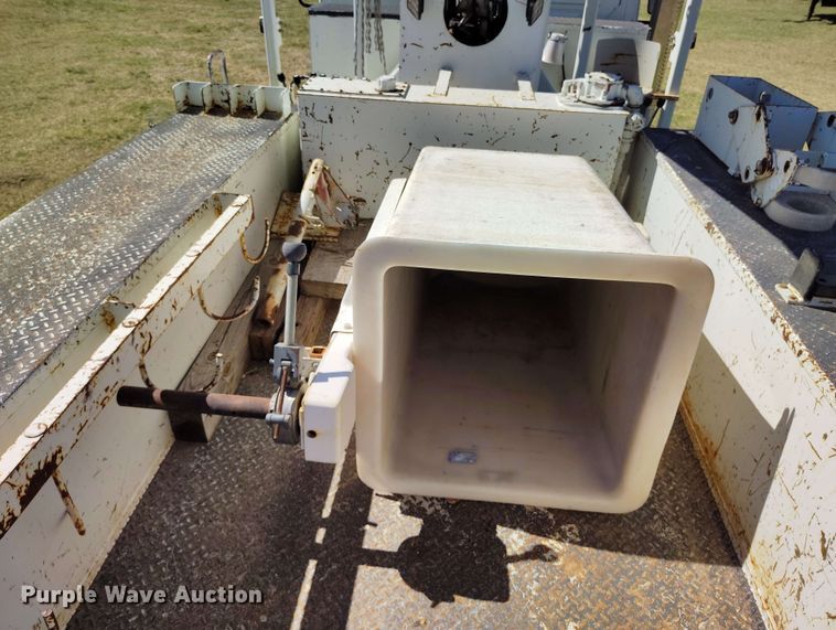 image for item DP4914 2005 International 7400 digger derrick truck