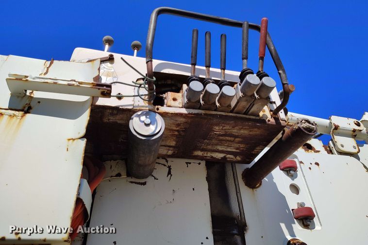 image for item DP4914 2005 International 7400 digger derrick truck