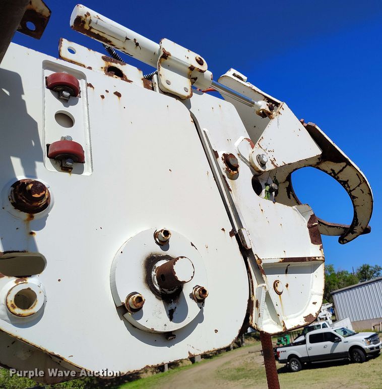 image for item DP4914 2005 International 7400 digger derrick truck