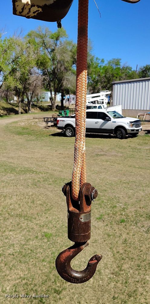 image for item DP4914 2005 International 7400 digger derrick truck