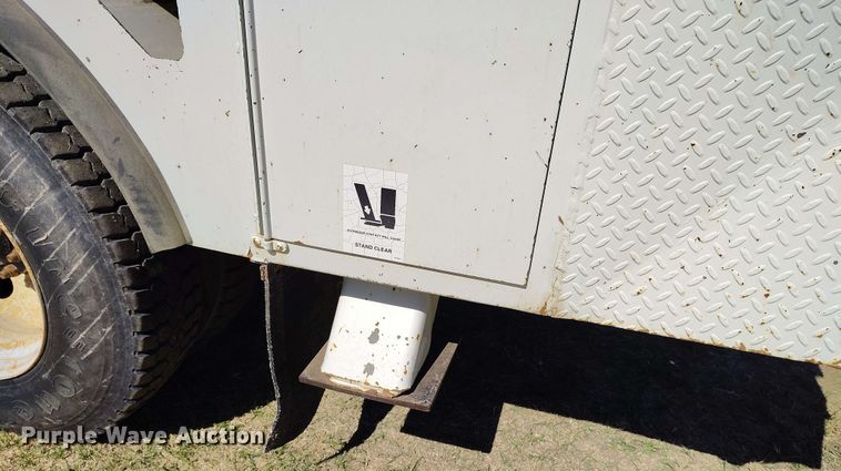 image for item DP4914 2005 International 7400 digger derrick truck