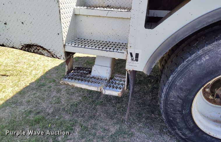 image for item DP4914 2005 International 7400 digger derrick truck