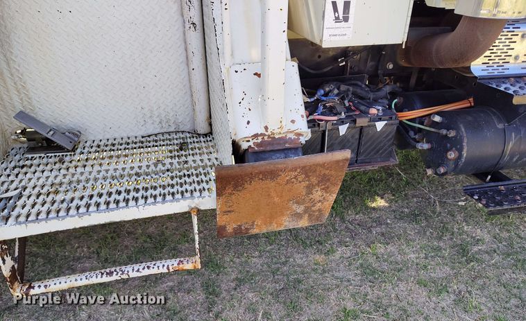 image for item DP4914 2005 International 7400 digger derrick truck