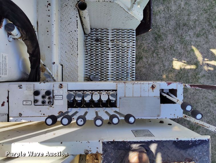 image for item DP4914 2005 International 7400 digger derrick truck