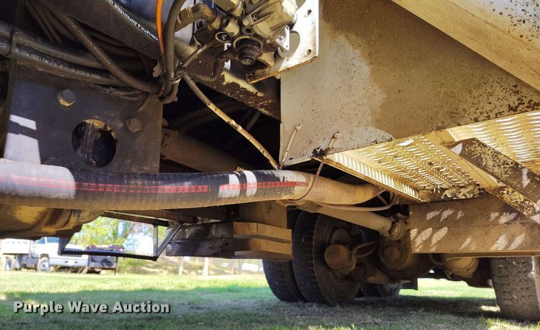 image for item DP4914 2005 International 7400 digger derrick truck