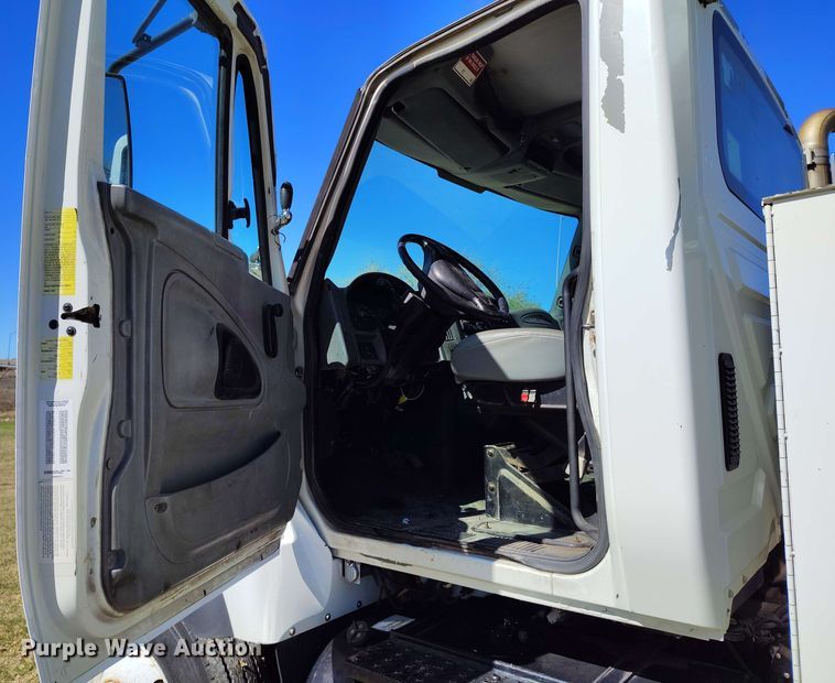 image for item DP4914 2005 International 7400 digger derrick truck