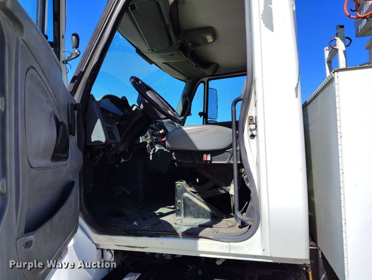 image for item DP4914 2005 International 7400 digger derrick truck