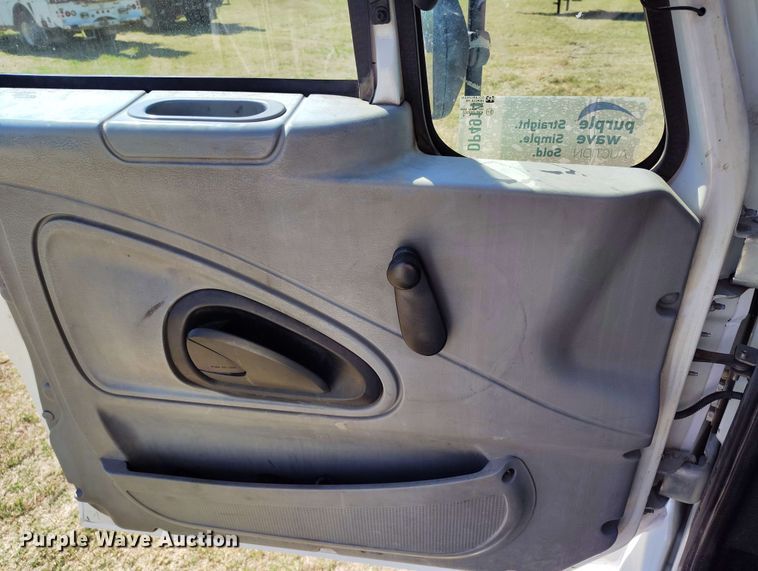 image for item DP4914 2005 International 7400 digger derrick truck