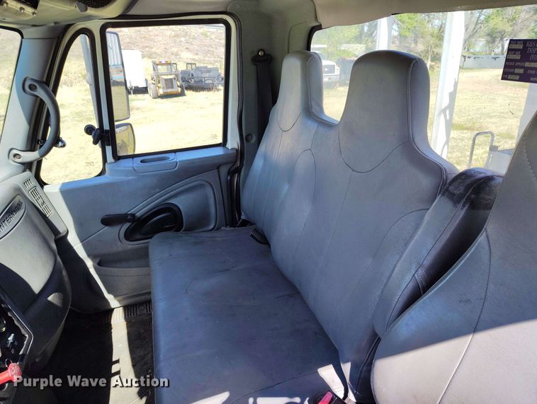 image for item DP4914 2005 International 7400 digger derrick truck