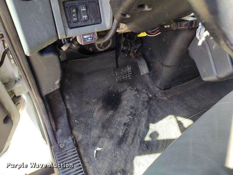 image for item DP4914 2005 International 7400 digger derrick truck