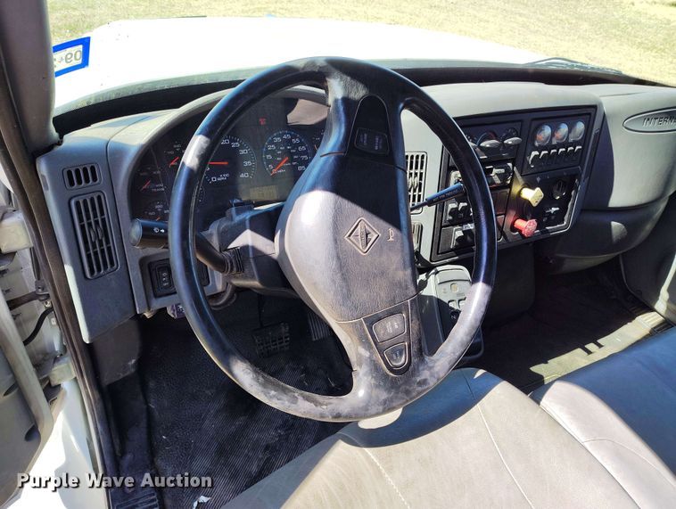 image for item DP4914 2005 International 7400 digger derrick truck