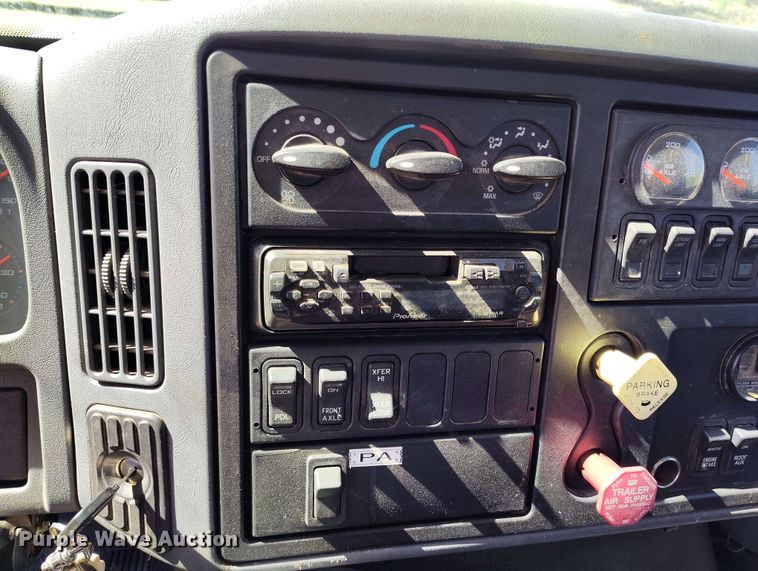 image for item DP4914 2005 International 7400 digger derrick truck