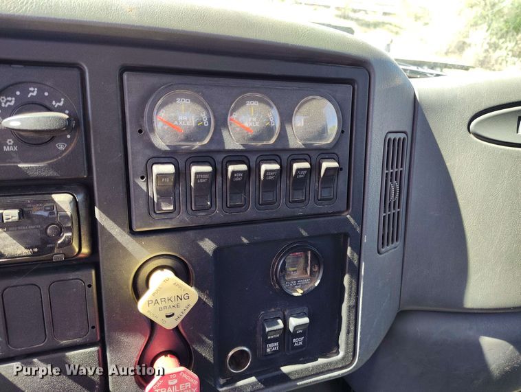 image for item DP4914 2005 International 7400 digger derrick truck