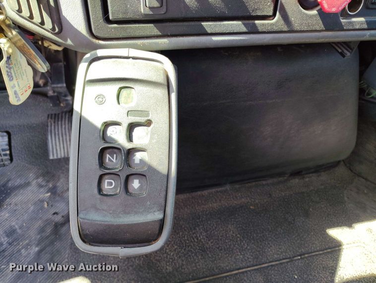 image for item DP4914 2005 International 7400 digger derrick truck