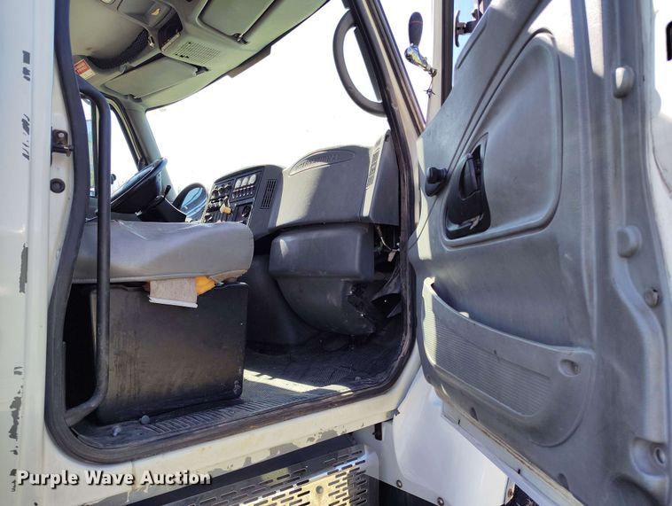 image for item DP4914 2005 International 7400 digger derrick truck