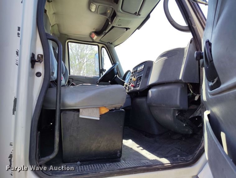 image for item DP4914 2005 International 7400 digger derrick truck