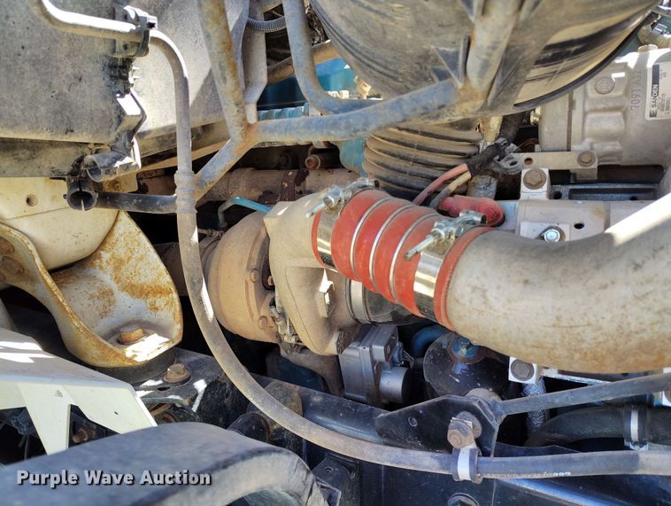 image for item DP4914 2005 International 7400 digger derrick truck