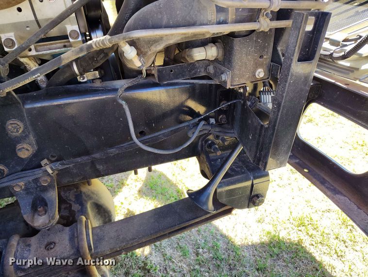 image for item DP4914 2005 International 7400 digger derrick truck