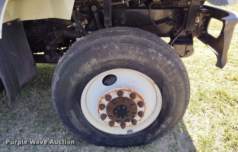 image for item DP4914 2005 International 7400 digger derrick truck