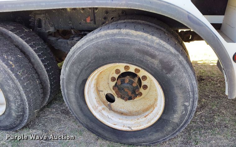 image for item DP4914 2005 International 7400 digger derrick truck