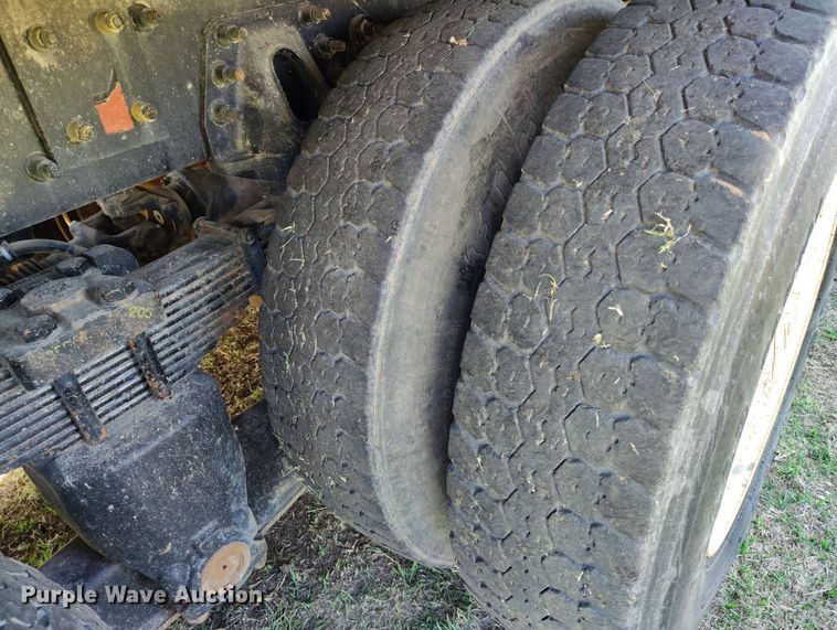 image for item DP4914 2005 International 7400 digger derrick truck