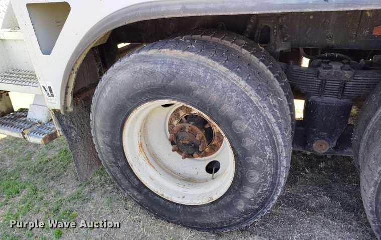 image for item DP4914 2005 International 7400 digger derrick truck